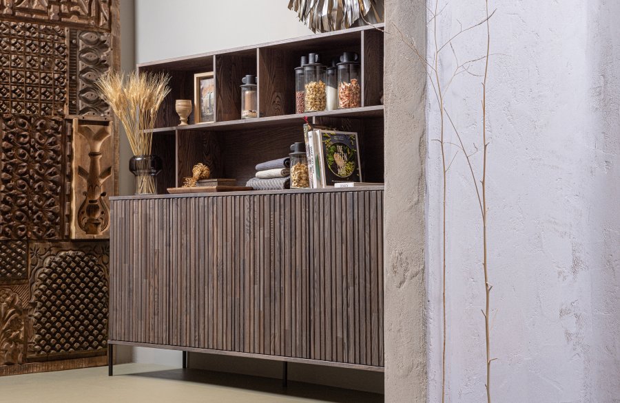 WOOOD EKSKLUSIV Nytt gravure skap, m. 4 trykk for  pne drer og hyller - espresso askefiner/svart metall