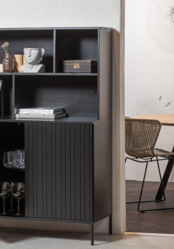 WOOOD EKSKLUSIV Nytt gravure skap, m. 4 trykk for  pne drer og hyller - svart furu og svart metall