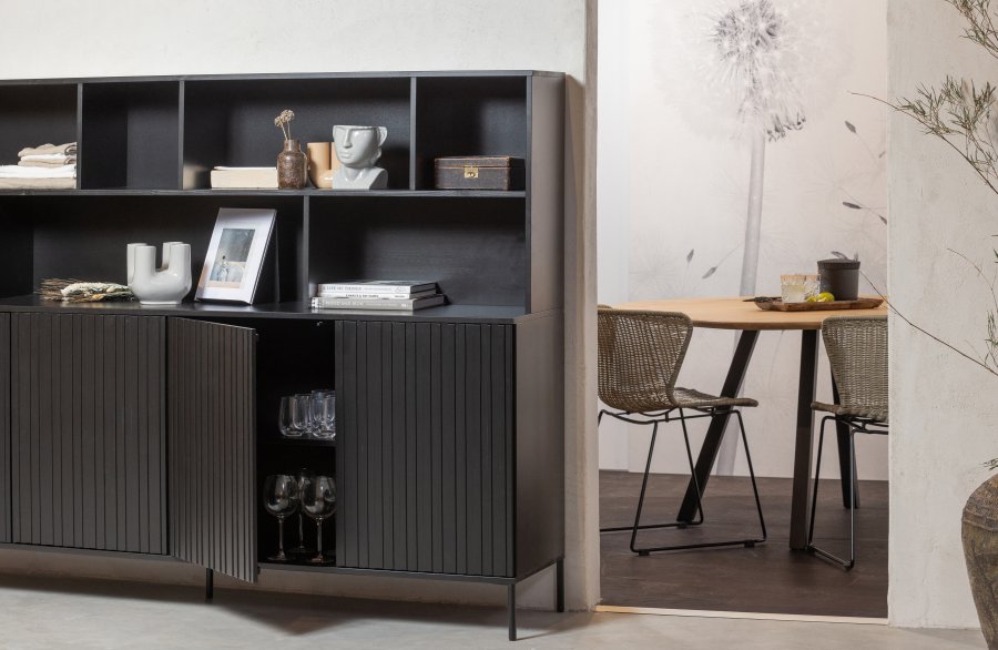 WOOOD EKSKLUSIV Nytt gravure skap, m. 4 trykk for  pne drer og hyller - svart furu og svart metall