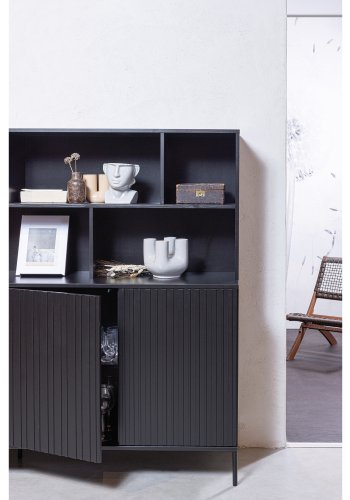 WOOOD EKSKLUSIV Nytt gravure skap, m. 4 trykk for  pne drer og hyller - svart furu og svart metall