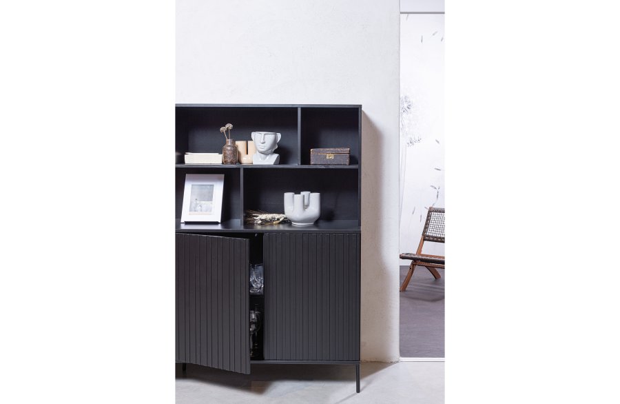 WOOOD EKSKLUSIV Nytt gravure skap, m. 4 trykk for  pne drer og hyller - svart furu og svart metall