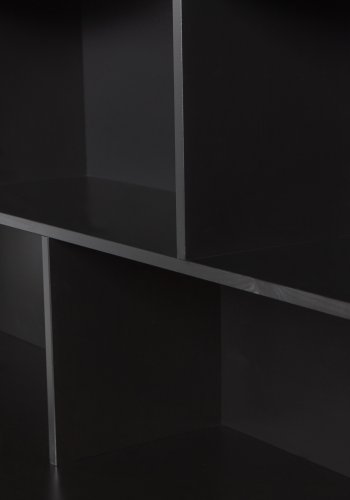 WOOOD EKSKLUSIV Nytt gravure skap, m. 4 trykk for  pne drer og hyller - svart furu og svart metall