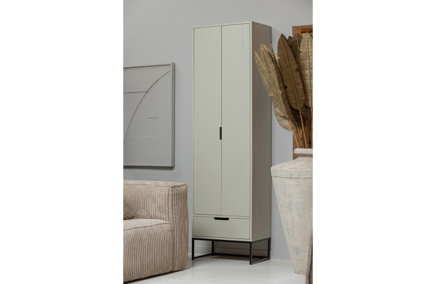 WOOOD Silas garderobeskap, 2 drer, 3 hyller, 1 skuff - stv (gr/sand) brstet furu og metall