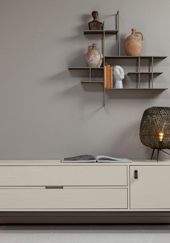 WOOOD Silas TV-bord, m. 1 dr, 1 hylle, 2 skuffer - stv (gr/sand) brstet furu og svart metall