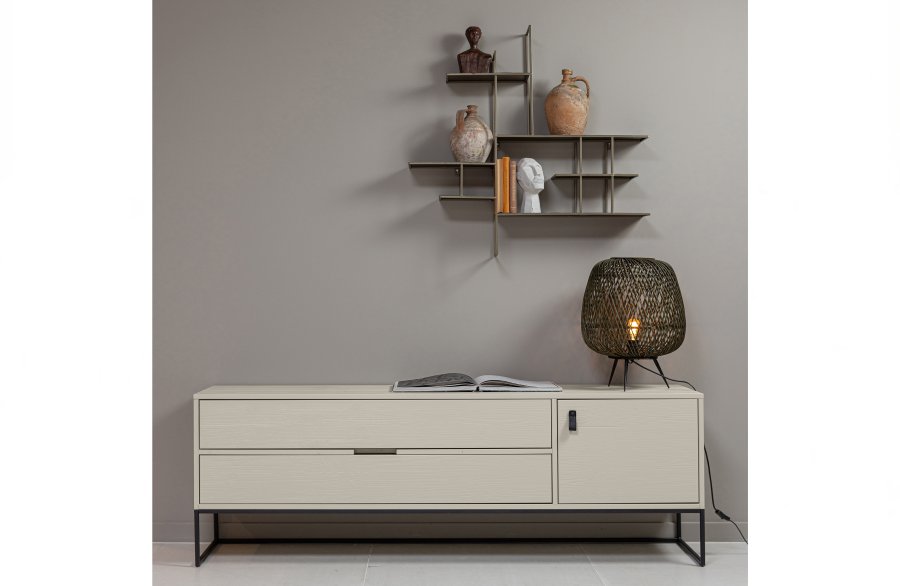 WOOOD Silas TV-bord, m. 1 dr, 1 hylle, 2 skuffer - stv (gr/sand) brstet furu og svart metall