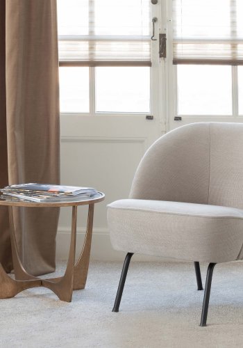 WOOOD Vogue lenestol - naturlig bouclé polyesterstoff og svart metall