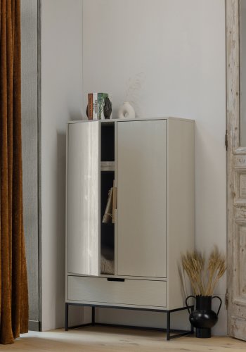 WOOOD Silas garderobeskap, 2 drer, 4 hyller, 1 skuff - stv (gr/sand) brstet furu og metall