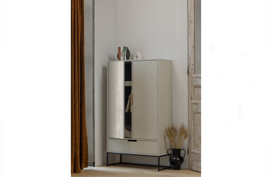 WOOOD Silas garderobeskap, 2 drer, 4 hyller, 1 skuff - stv (gr/sand) brstet furu og metall