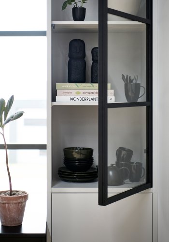 VTWONEN Basic vitrineskap, m. 2 trykk for  pne drer, 5 hyller - glass, svart metall og tkegr furu