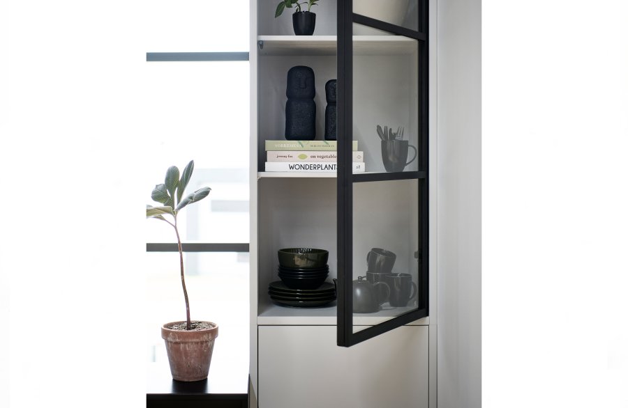 VTWONEN Basic vitrineskap, m. 2 trykk for  pne drer, 5 hyller - glass, svart metall og tkegr furu