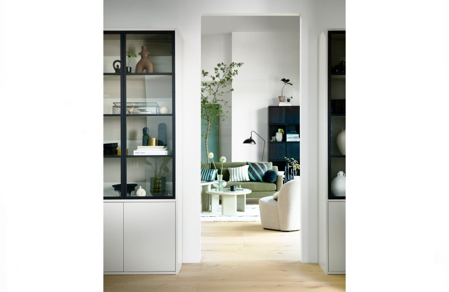 VTWONEN Basic vitrineskap, m. 4 trykk for  pne drer, 5 hyller - glass, svart metall og tkegr furu