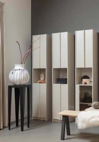 TRE EKSKLUSIV Basu lite skap, m. 2 drer og 5 hyller - stv og betongfuru