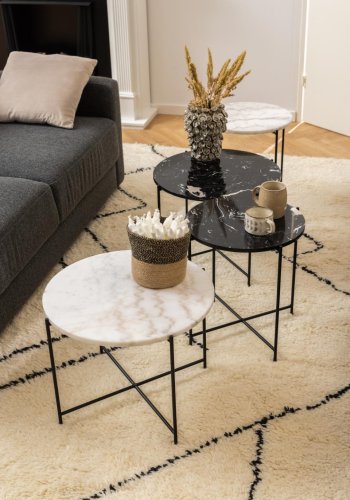 ACT NORDIC Avila Beistelltisch, rund – weißer Guangxi-Marmor und schwarzer Stahl (52)