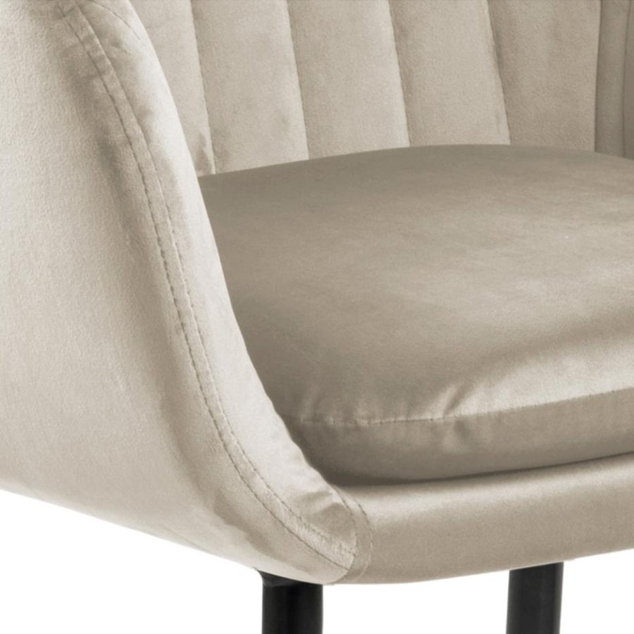 ACT NORDIC Emilia Sessel, mit Armlehnen – Sandpolyester und schwarzes Metall