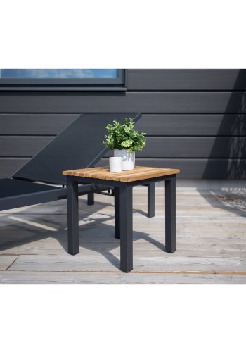 VENTURE DESIGN kvadratisk Mexico utendrs sidebord - naturlig teak og svart aluminium (40x40)