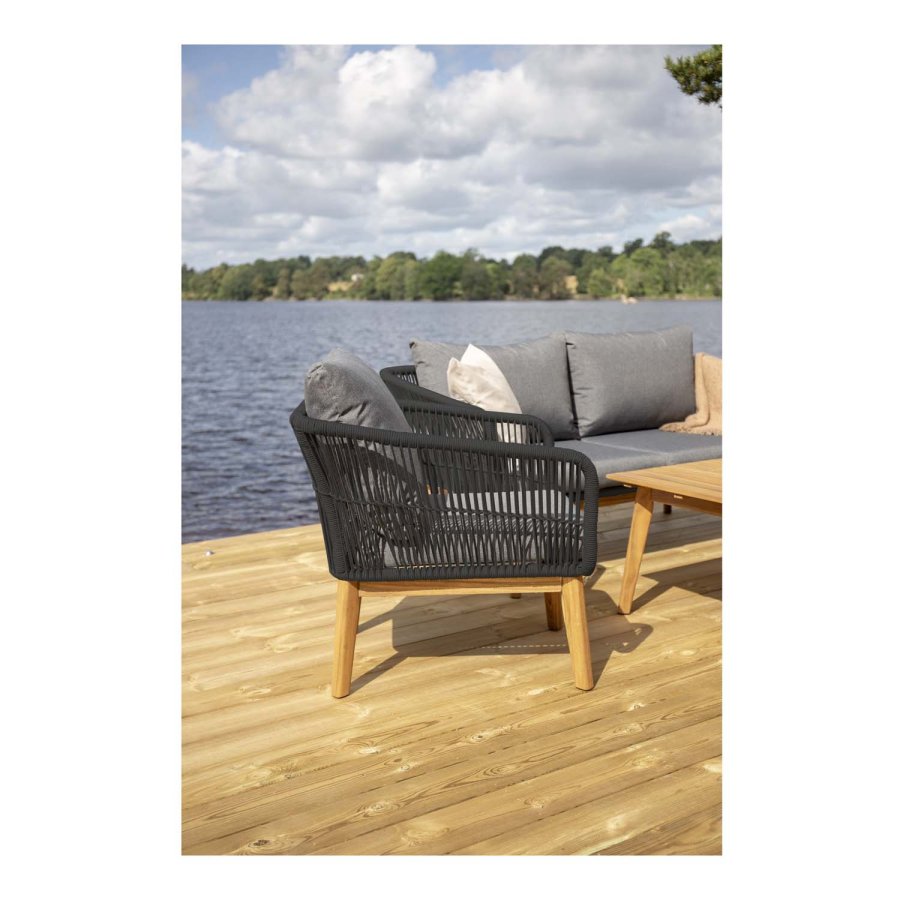 VENTURE DESIGN Chania hagesett - naturlig akasietre og svart stl