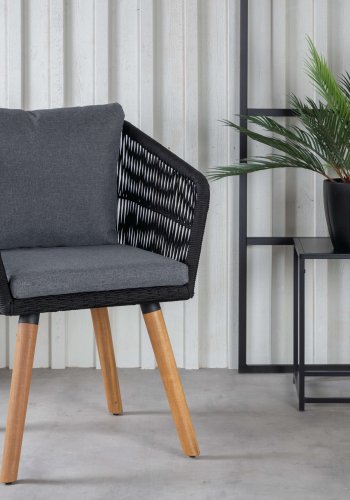 VENTURE DESIGN Chania Gartenstuhl, mit Armlehnen und Kissen – schwarzes Seil und natürliches Akazienholz