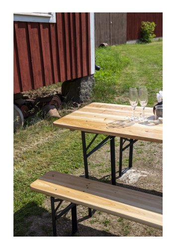 VENTURE DESIGN Guniess Klappbarer Gartentisch und Gartenbänke – Naturholz und schwarzes Metall 