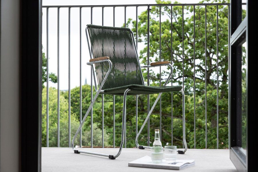 VENTURE DESIGN Bois Gartenstuhl, mit Teakholz-Armlehnen – grünes Seil und silberner Stahl