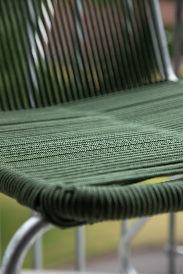 VENTURE DESIGN Bois Gartenstuhl, mit Teakholz-Armlehnen – grünes Seil und silberner Stahl