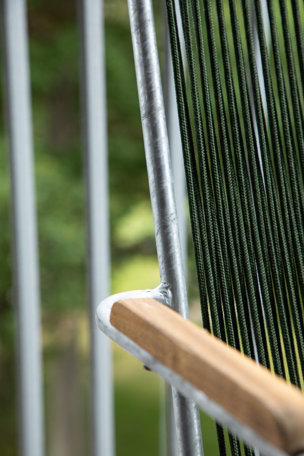 VENTURE DESIGN Bois Gartenstuhl, mit Teakholz-Armlehnen – grünes Seil und silberner Stahl