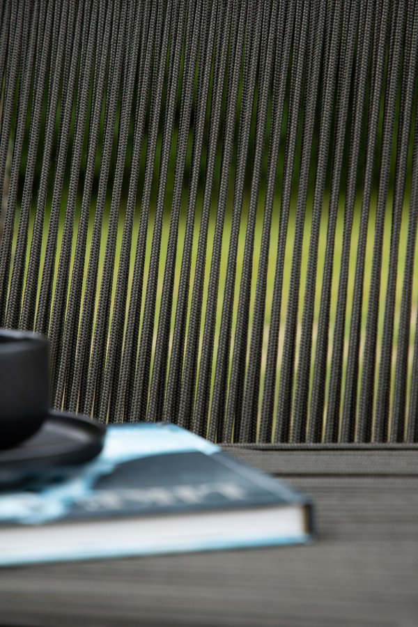 VENTURE DESIGN Bois hagestol, med teak armlener - mrkegrtt tau og svart stl