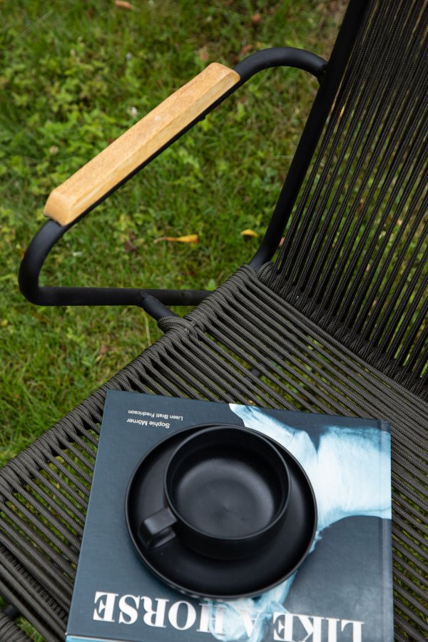 VENTURE DESIGN Bois hagestol, med teak armlener - mrkegrtt tau og svart stl