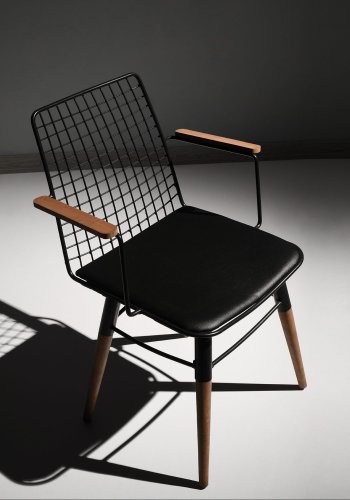 NORDVRK Trend spisestuestol med armlener - svart skinn og valntt/svart metall (sett med 2)