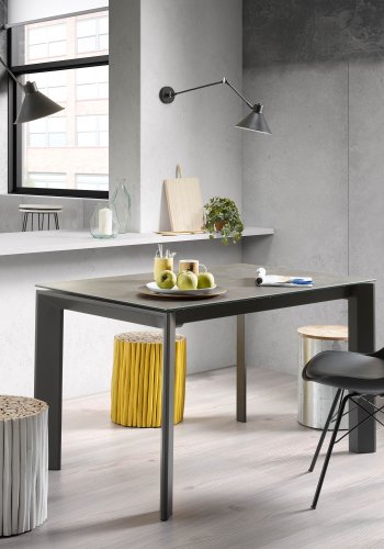 KAVE HOME Axis uttrekkbart porselensbord i antrasittfarget Volcano Ash-finish med stlben 140(200) cm