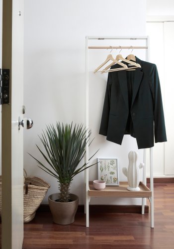 KAVE HOME Belgrad garderobestativ - hvit/naturmetall/eik finér, med hylle