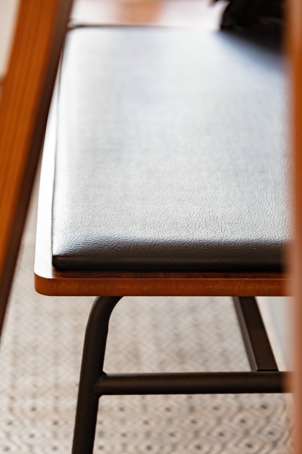 KAVE HOME Arabella benk - brun/svart valnttfinish/syntetisk skinn og metall, rektangulr (100x40)