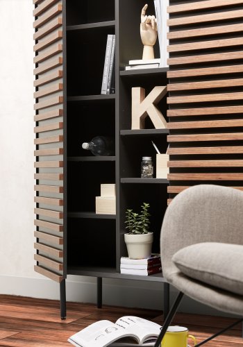 KAVE HOME Mahon skap - valnttfiner og grsvart metall og tre, m. 2 drer og 14 hyller