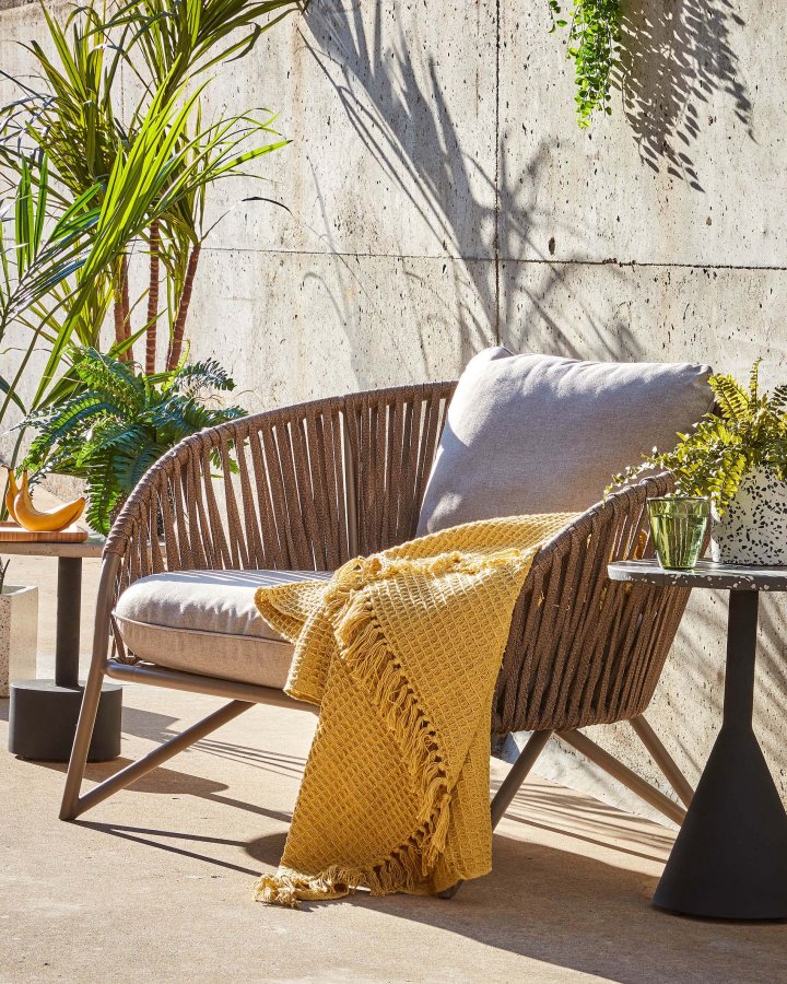 KAVE HOME Branzie lænestol - brunt metal og reb, m. grånbrune hynder, m. armlæn