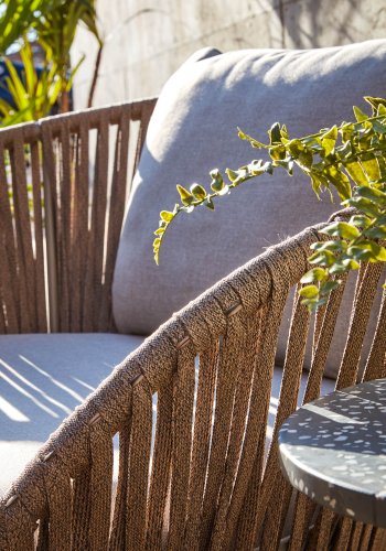 KAVE HOME Branzie lænestol - brunt metal og reb, m. grånbrune hynder, m. armlæn