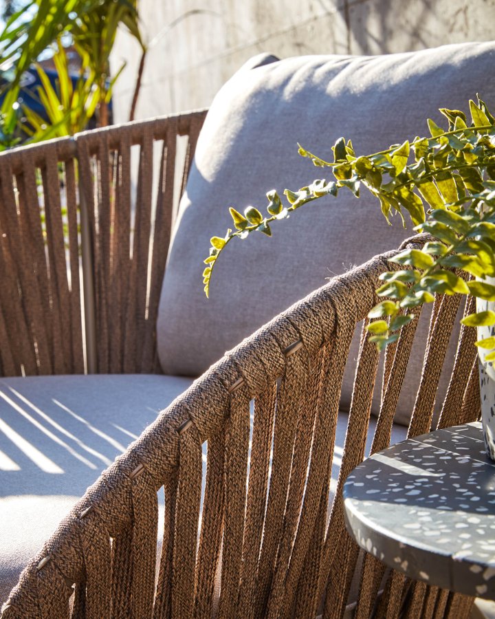 KAVE HOME Branzie lænestol - brunt metal og reb, m. grånbrune hynder, m. armlæn