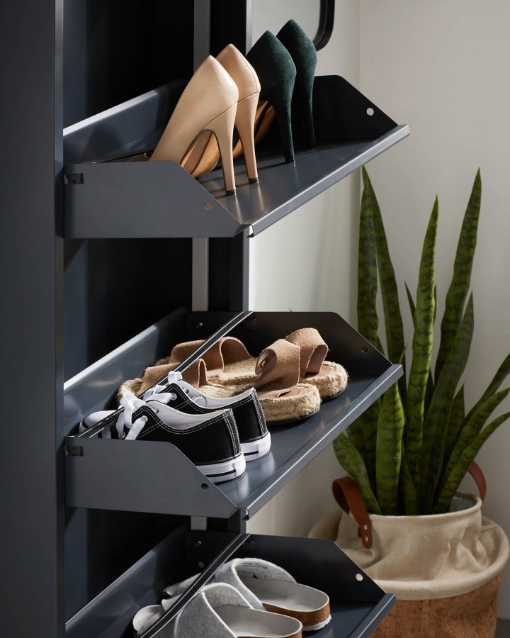 KAVE HOME Ode skohylle med 4 drer i sort, 50 x 136 cm