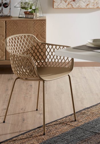 KAVE HOME Quinn spisestuestol med armlener - beige plast og metall