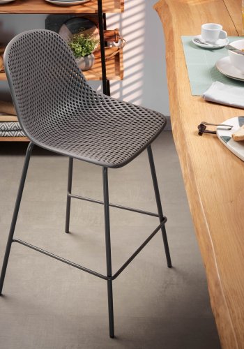 KAVE HOME Quinby barkrakk med rygg og fotsttte - grafittgr plast og metall