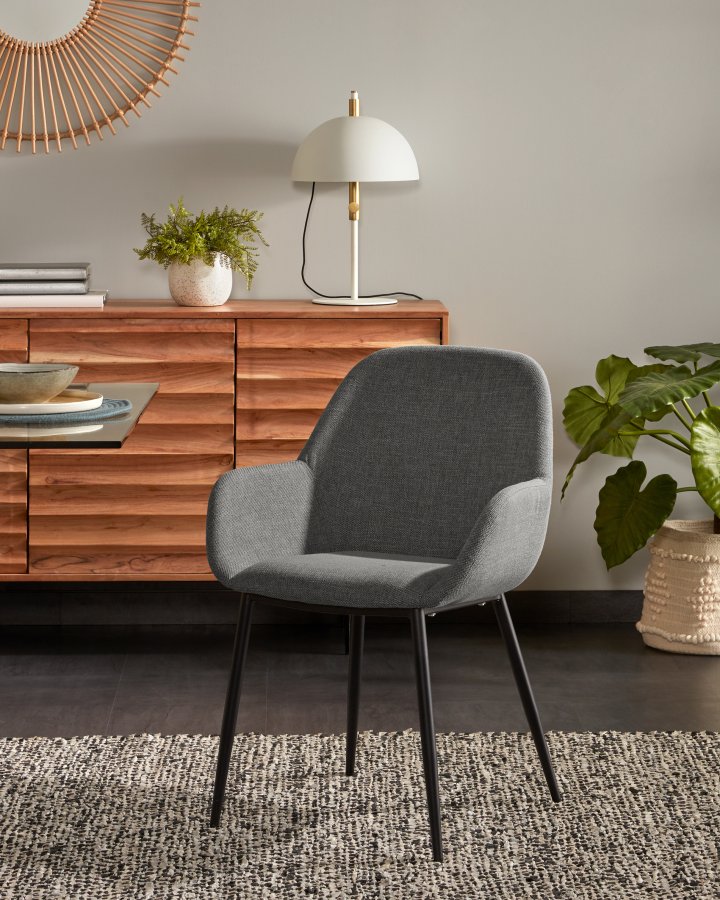 KAVE HOME Koon lenestol - mrk gr/svart stoff/metall, med armlener