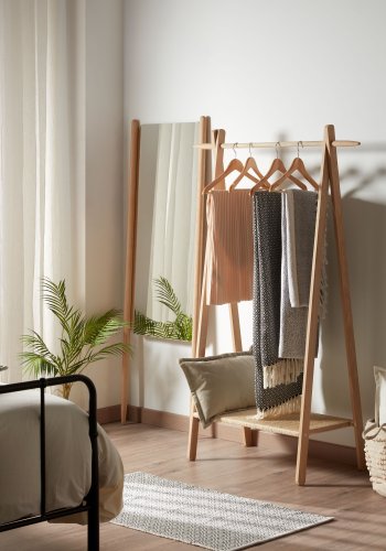 KAVE HOME Natane klesstang i eik og rotting, 95 x 152 cm