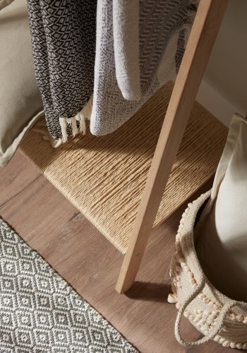 KAVE HOME Natane klesstang i eik og rotting, 95 x 152 cm