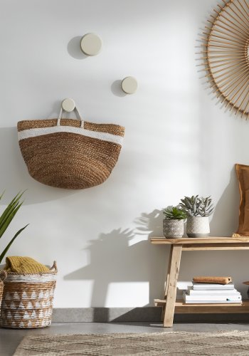 KAVE HOME Sett med 3 Nadua kleshengere i heltre med en naturlig beige bkefinish.