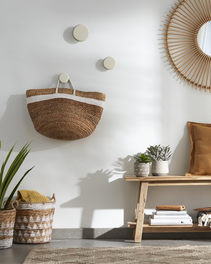 KAVE HOME Sett med 3 Nadua kleshengere i heltre med en naturlig beige bkefinish.