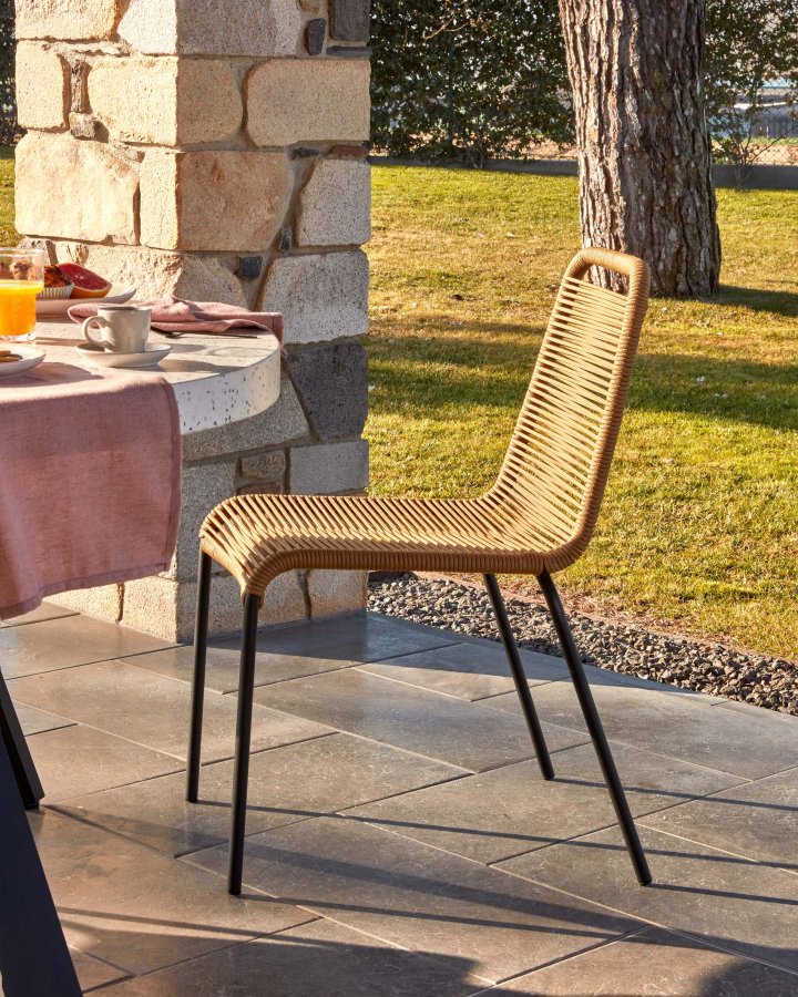 KAVE HOME Glenville spisestuestol - brunt polyestertau og sort stl 