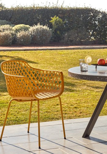 KAVE HOME Quinn spisestuestol med armlener - gul plast og metall