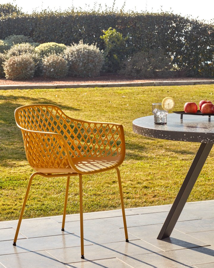 KAVE HOME Quinn spisestuestol med armlener - gul plast og metall