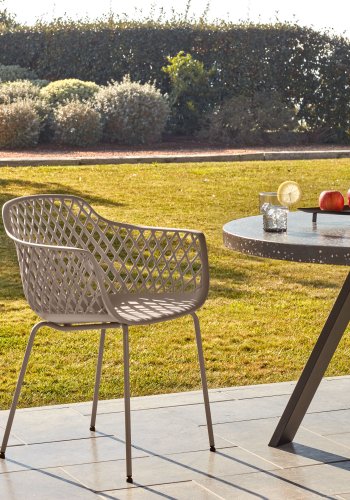 KAVE HOME Quinn spisestuestol med armlener - beige plast og metall