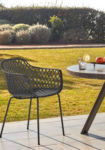 KAVE HOME Quinn spisestuestol med armlener - grafittgr plast og metall