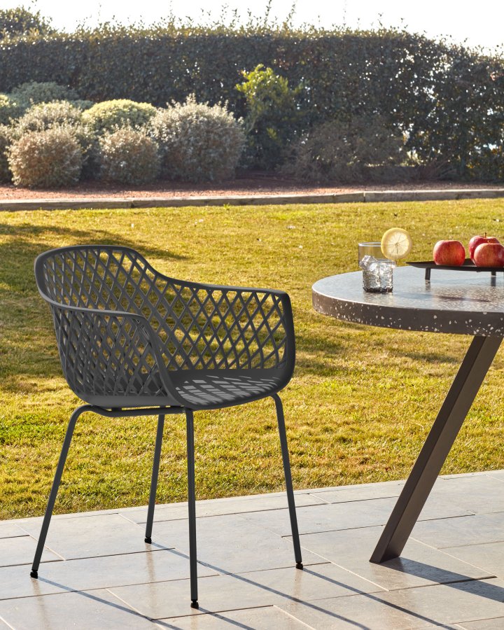 KAVE HOME Quinn spisestuestol med armlener - grafittgr plast og metall