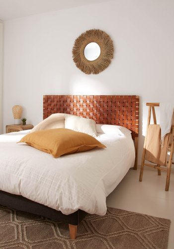 KAVE HOME Calixta sengegavl - brunt skinn og naturlig teak (for 150 cm senger)